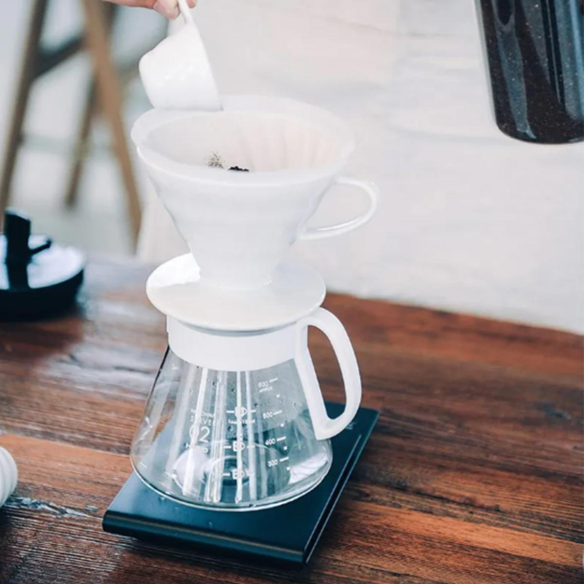 Hario V60 02 Seramik Kahve Demleme Seti “Beyaz”